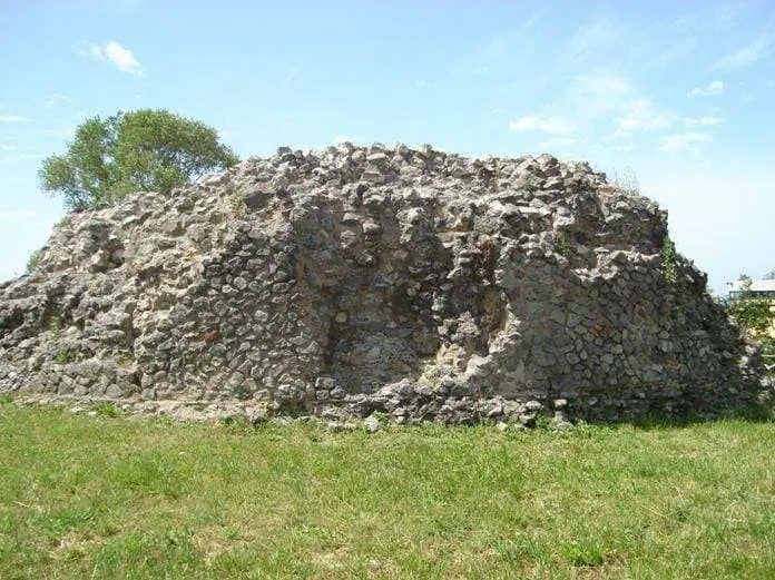 Tortora_(CS)_-_Mausoleo_del_Pergolo_-_Foto_2