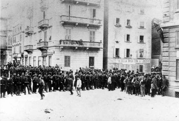Corso-di-Porta-Venezia-occupata-dalle-truppe-Milano-1898-foto-di-Luca-Comerio.